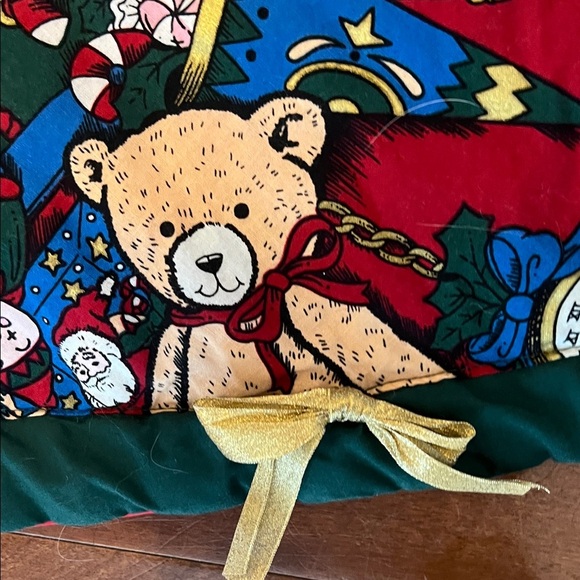 Festive Red and Green Holiday Tree Skirt - Picture 4 of 8